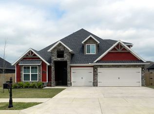 1060 Red Maple St, Centerton, AR 72719