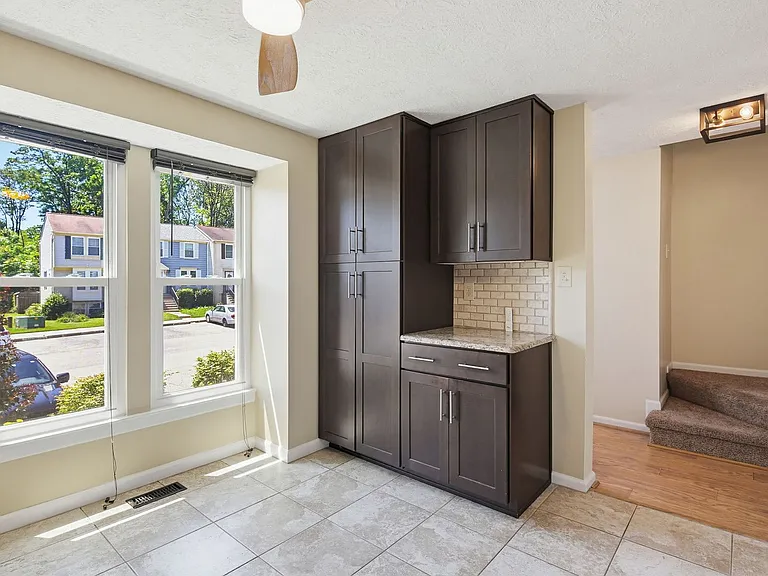 9402 Granite Hl — Photo 6