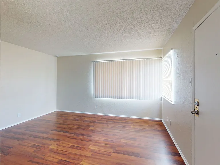 2515 10th ave — Photo 116