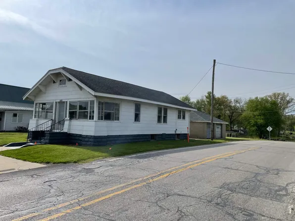 8006 E Main St, Dugger, IN 47848