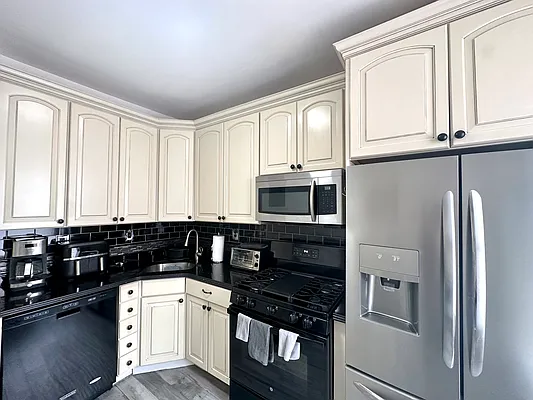 Rented by Luxian International Realty LLC | media 21