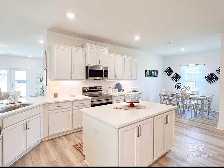 222 Bronze St — Photo 2