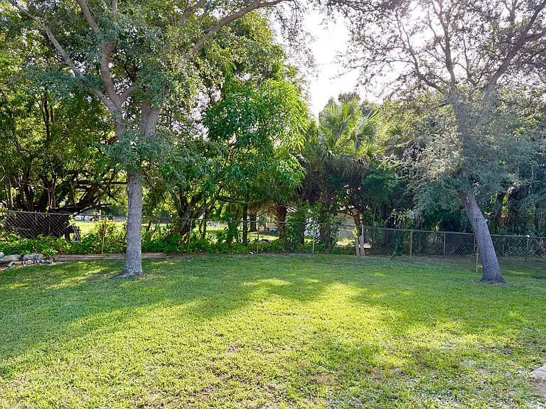 Avenue H — Photo 20