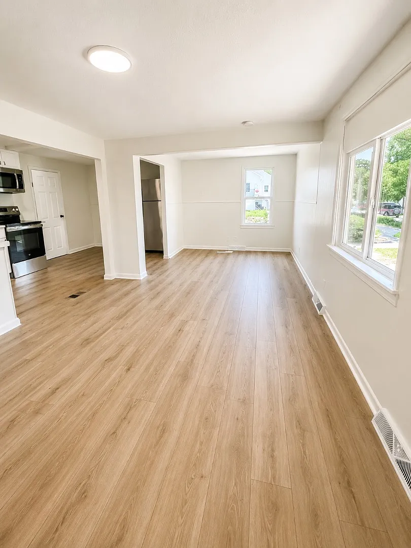 4048 Curtis Ave — Photo 2