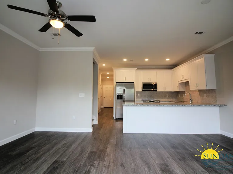 1813 Stable Ln — Photo 2