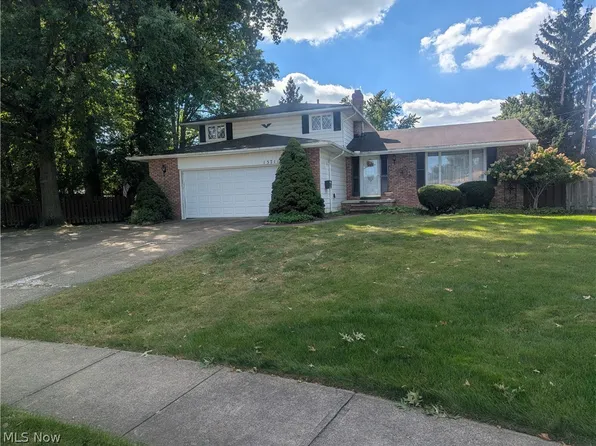 13711 Pineview Ct, Middleburg Heights, OH 44130