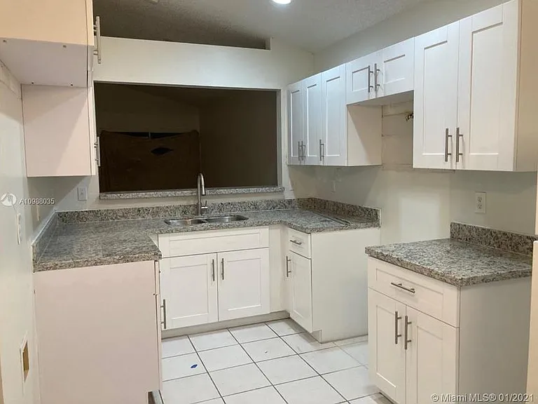 848 SW 10th St — Photo 9