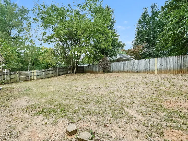 114 Laird Ave — Photo 16