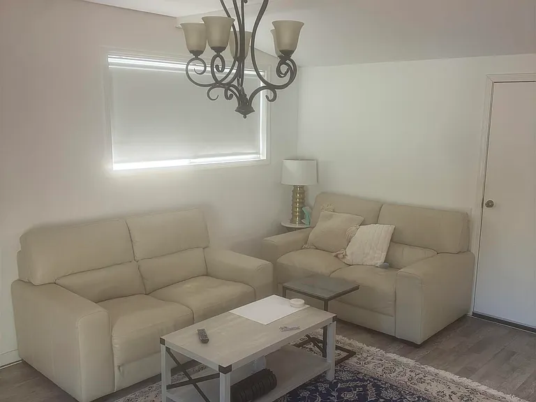 890 Hawthorne Dr — Photo 3
