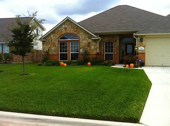 Well maintained yard/beds