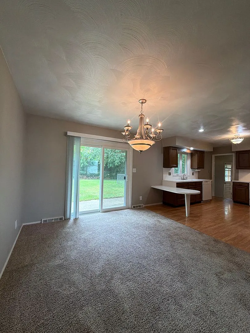 3 Bedroom Ranch with River View! — Photo 3