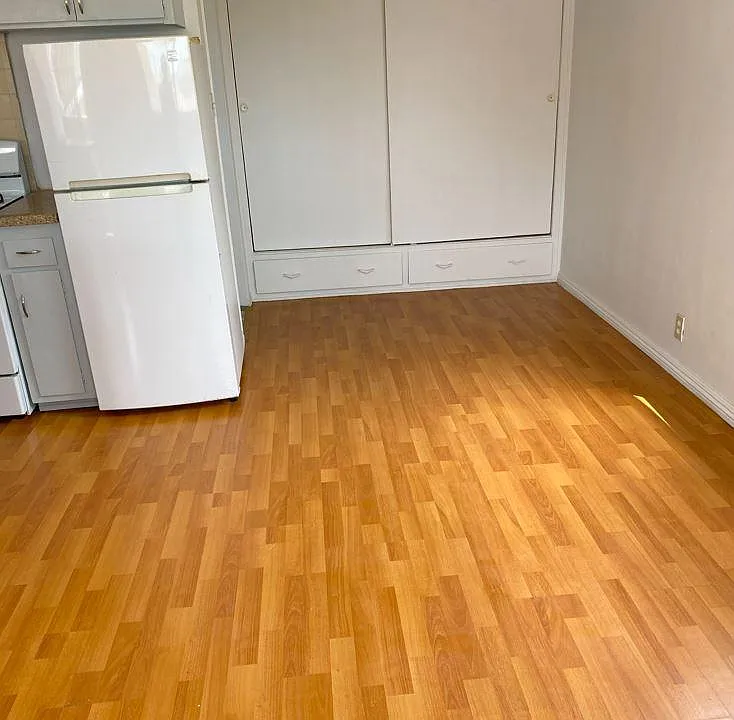 230 W 10th St #3
