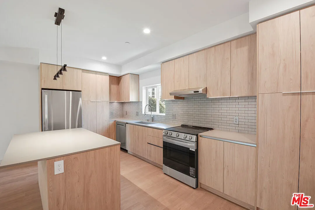 4 bed, 4.5 bath, 1939 sqft, $5,795 — Photo 2