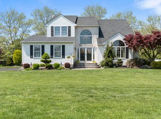 4 Apache Trl, Freehold, NJ 07728
