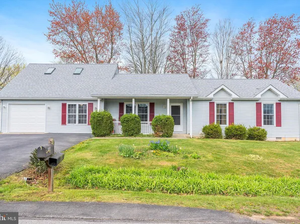 158 Ambler Ln, Falling Waters, WV 25419