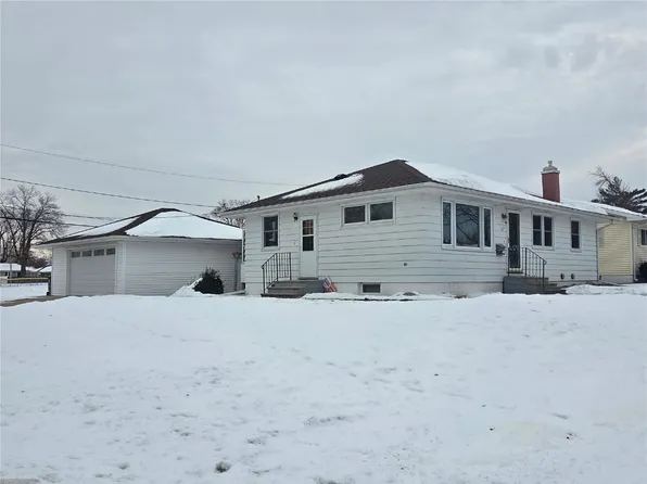 425 28th St NW, Cedar Rapids, IA 52405