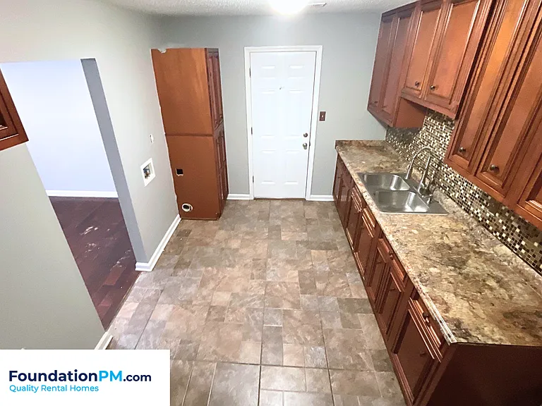 1375 Adelaide St — Photo 3