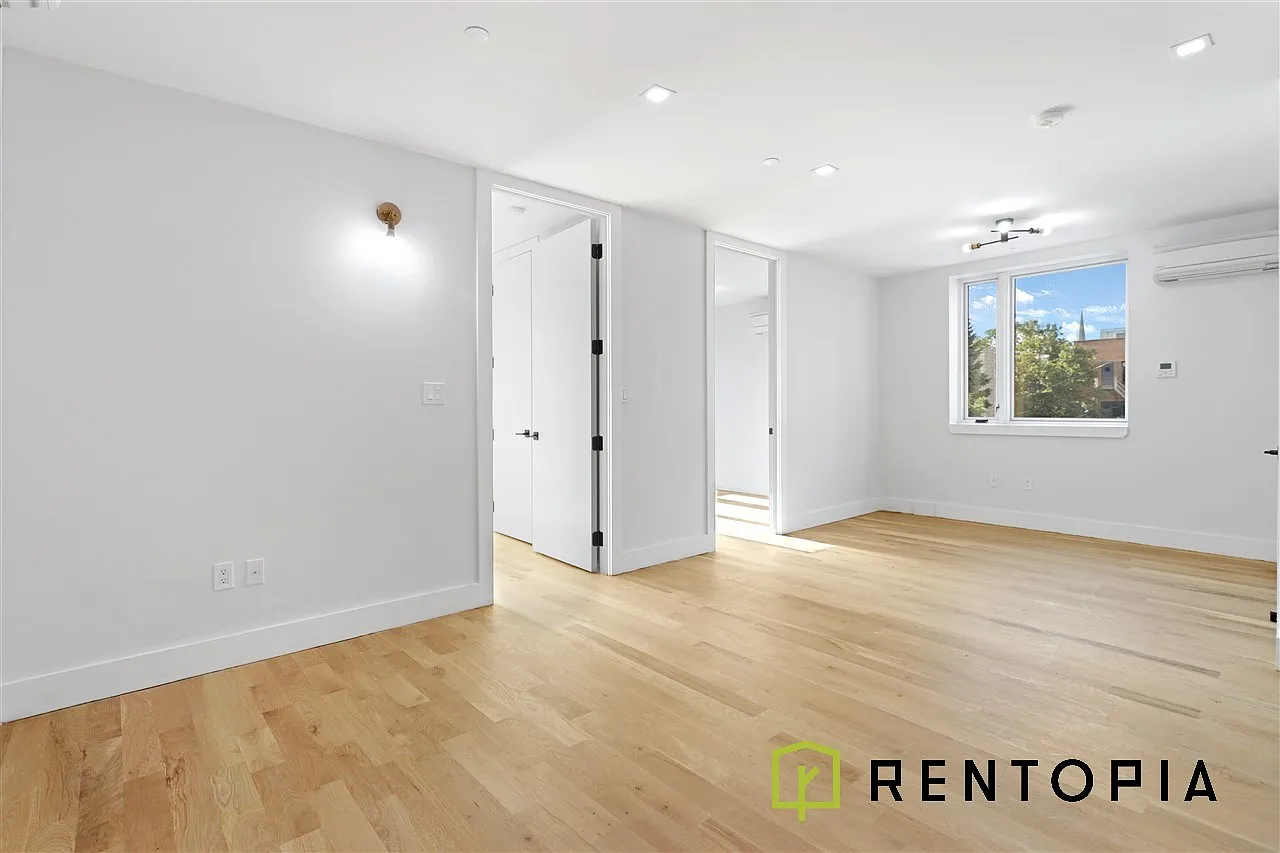 322 Graham Avenue — Photo 4