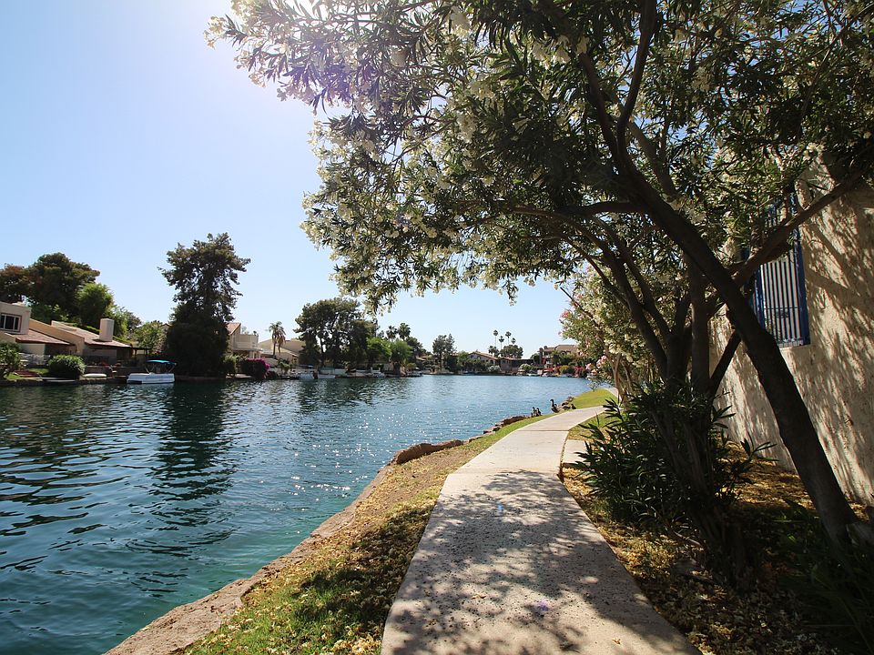 Condo Steps from the Lake