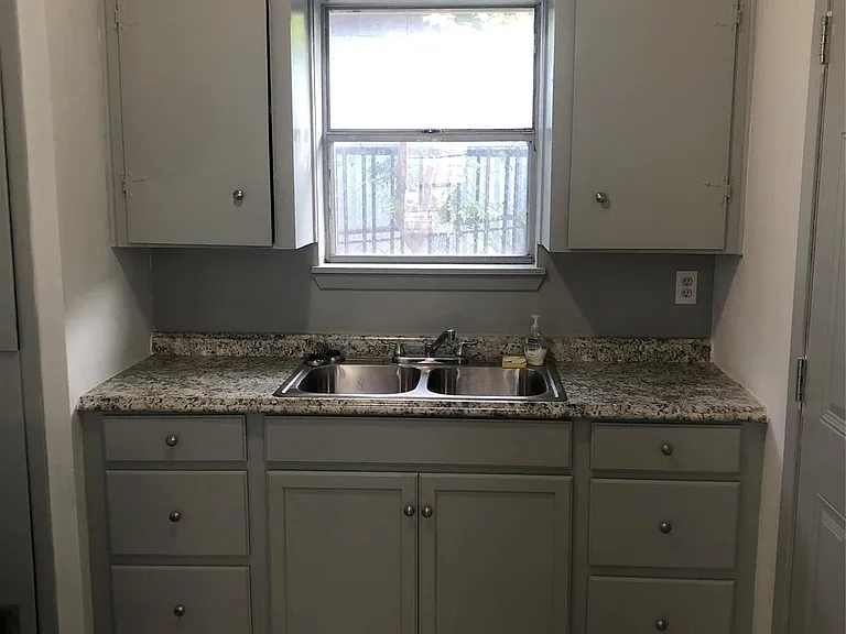 404 James St — Photo 3