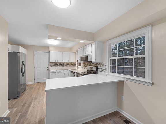 2nd image of 8016 Stillbrooke Rd