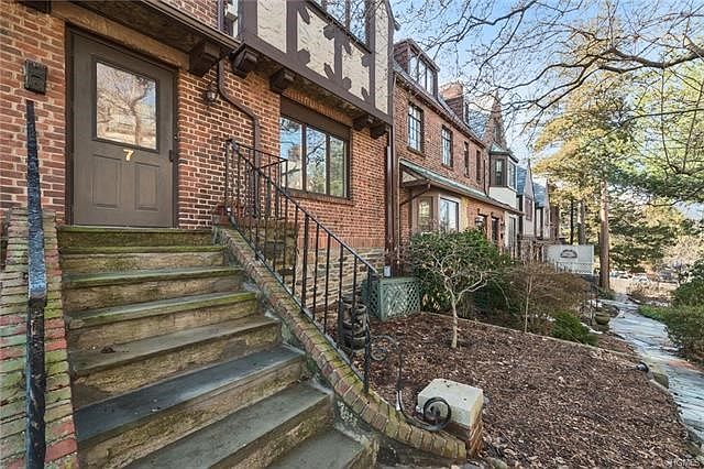 Welcome to 7 Center Knolls