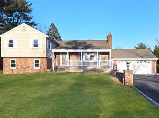 1 Ridge Dr, Westbury, NY 11590