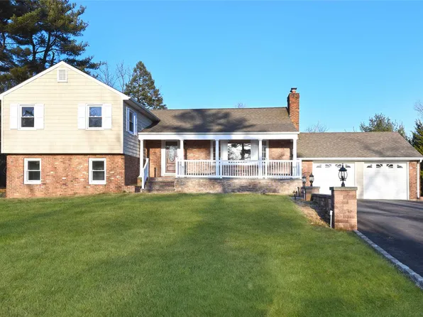 1 Ridge Dr, Westbury, NY 11590