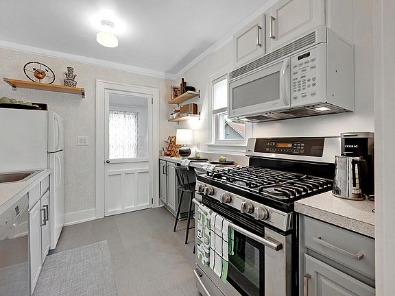 Nice kitchen with plenty of work and storage space. New/newer appliances
