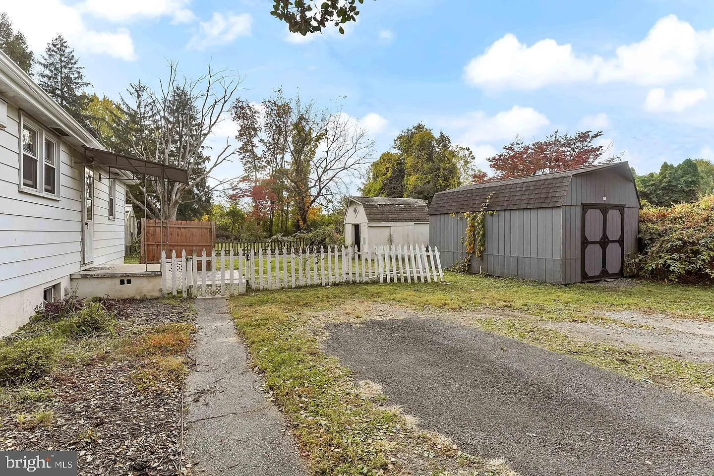 3 bed, 1.0 bath, 2000 sqft, $2,300 — Photo 3