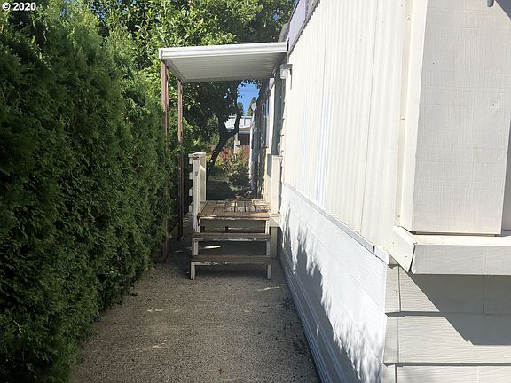 3rd image of 1120 NE Knowles Dr