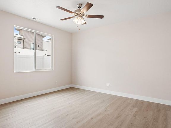 4th image of 602 E Elmbrook Dr