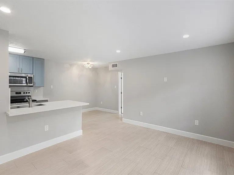 2201 Fountain View Dr #47 — Photo 5