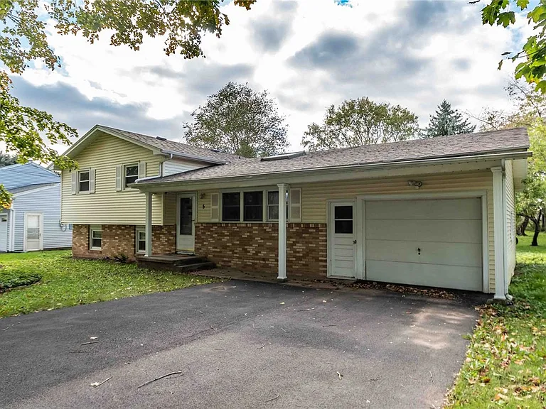 5 Adeane Dr W — Photo 1