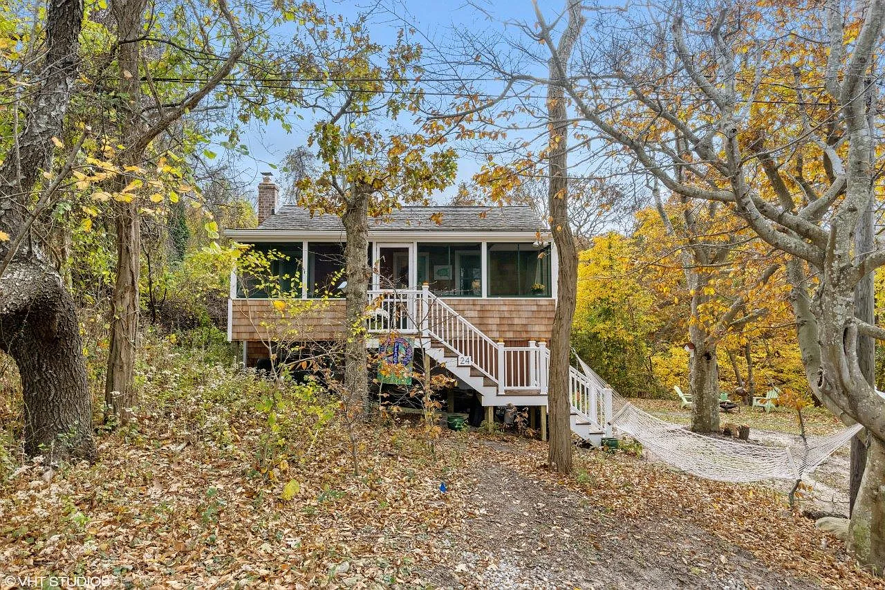 Beachfront Cottage on the Sound! — Photo 4
