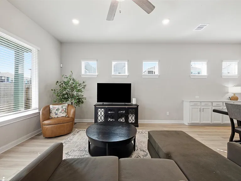 2406 Driftwood Trl — Photo 13