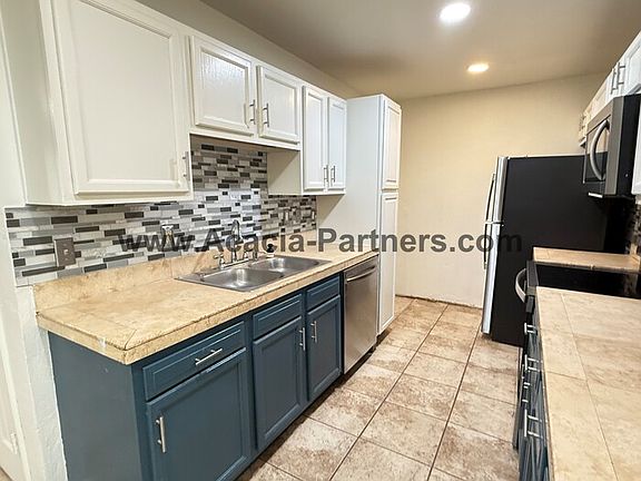 3rd image of 2123 S Rosemont Ave