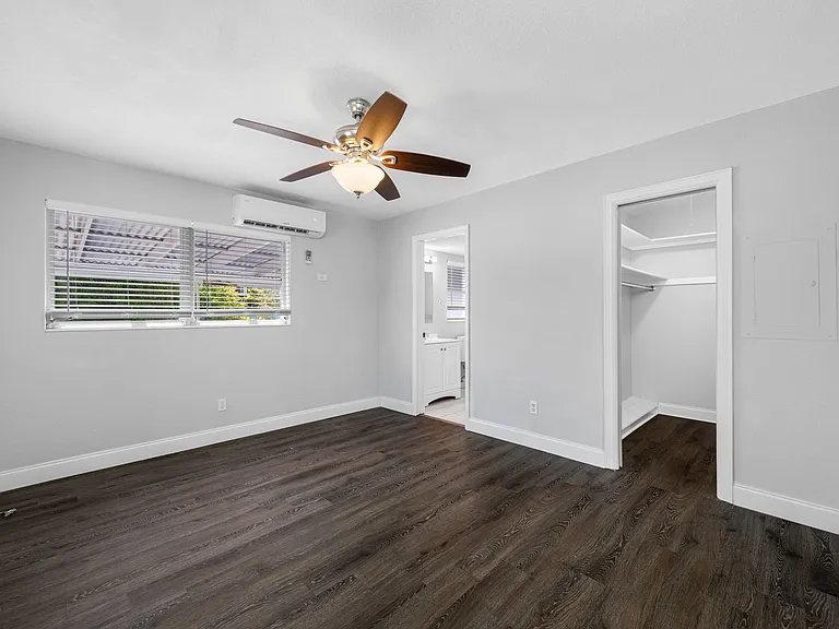 1200 Beach Dr NE — Photo 7