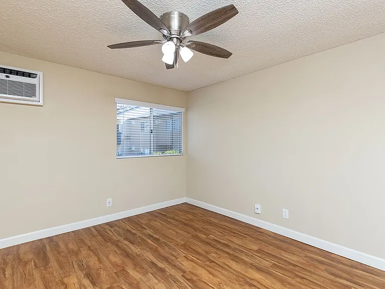 Willow Creek Apartments — Photo 9