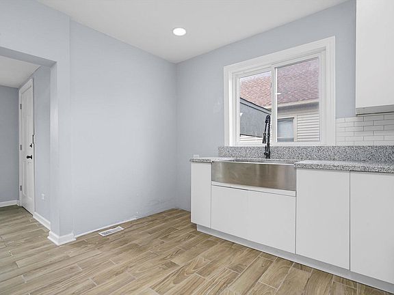 5th image of 2740 Broadway St
