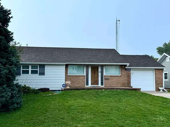 1326 10th Ave, Holdrege, NE 68949