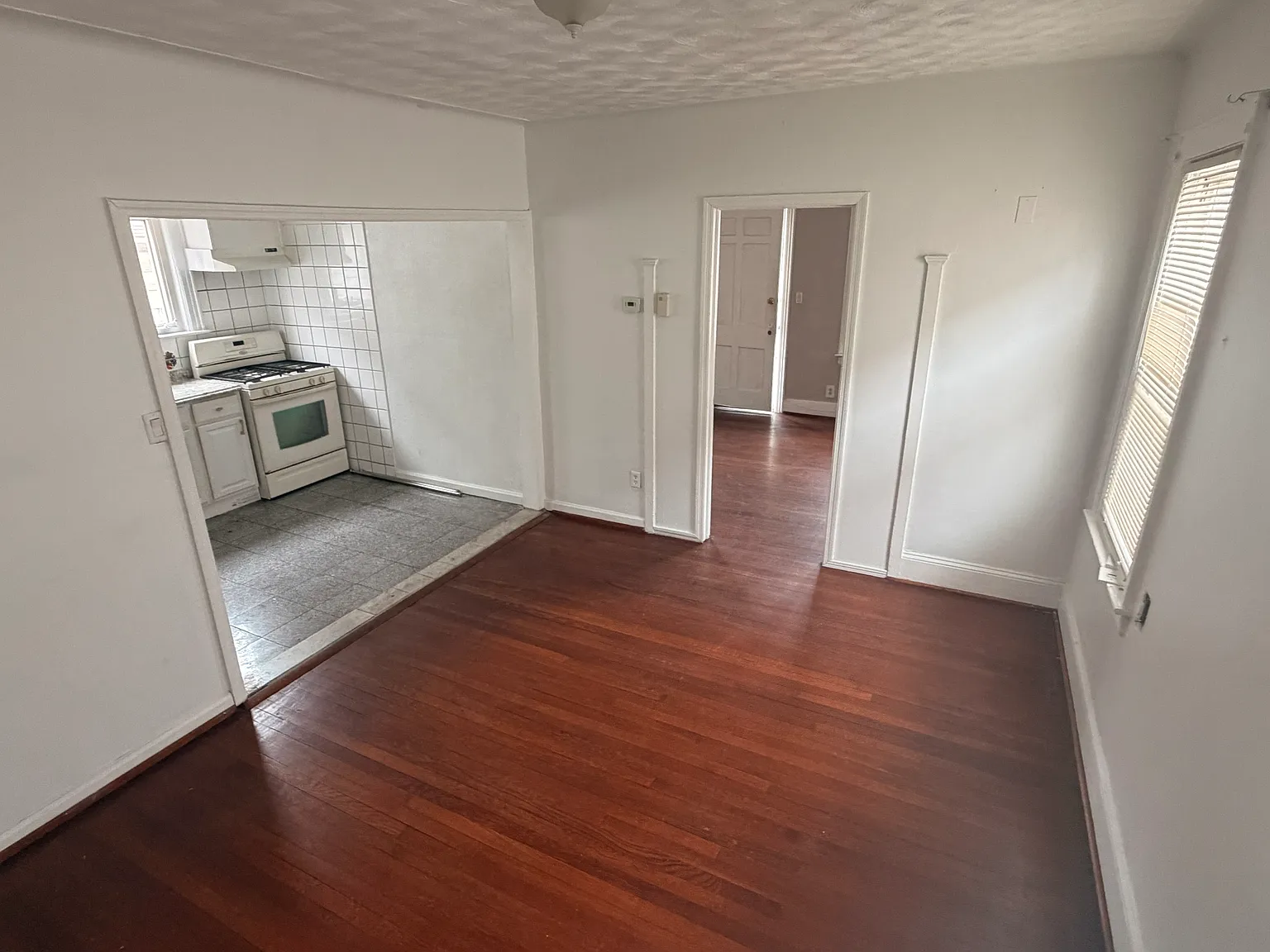 3 bed, 1970 sqft, $3,500 — Photo 3