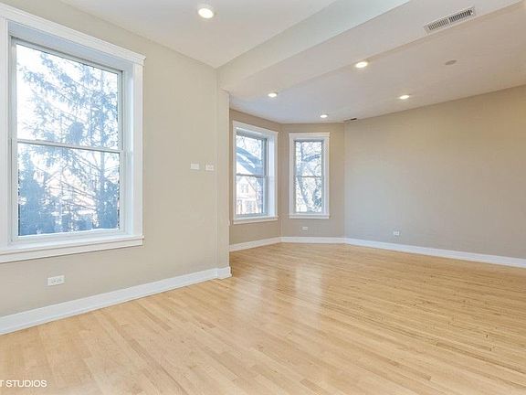 4th image of 2029 W Walton St #2