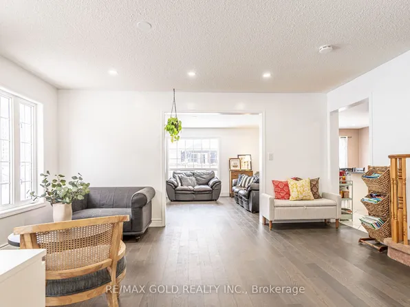 2 Zimmer St, Brampton, ON L6S 6L3