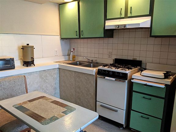 3rd image of 5863 Minerva Ave