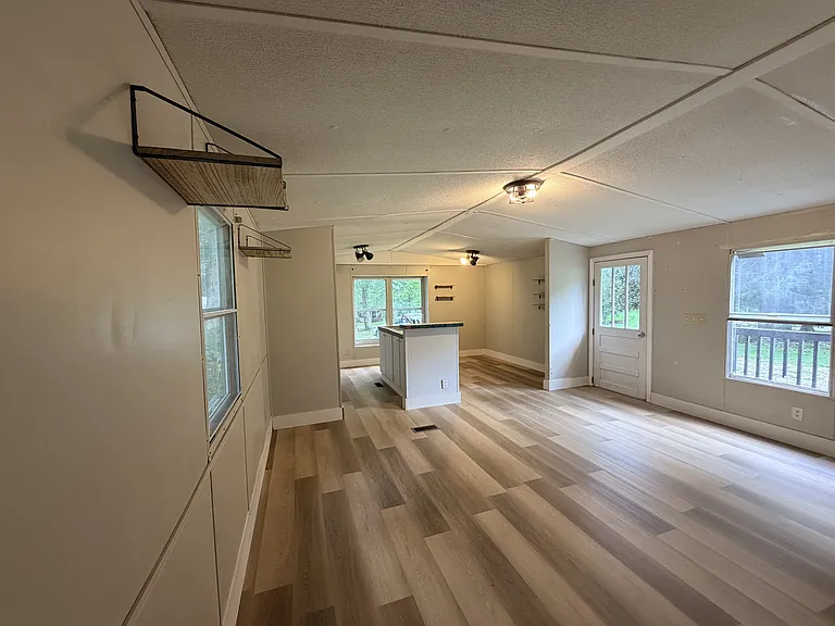 147 Phillips Ln — Photo 6