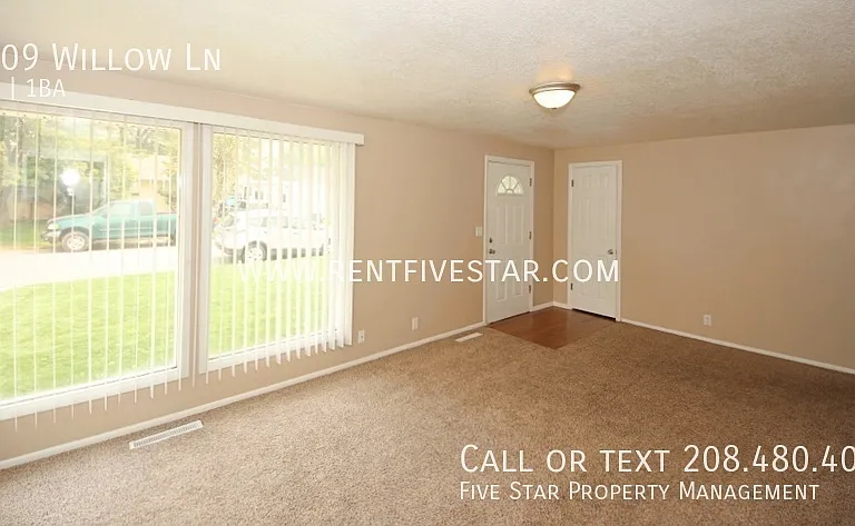 1009 Willow Ln — Photo 3