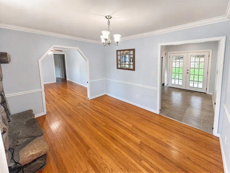 1910 Honeycut Ln — Photo 6