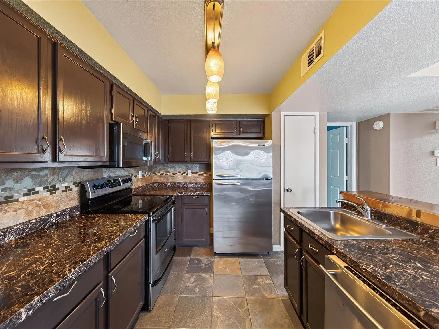 2 bed, 2.0 bath, 982 sqft, $1,300 — Photo 4