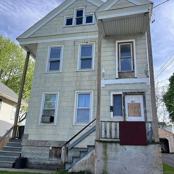 1213 Oswego St — Photo 1